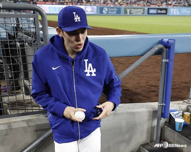 더그아웃에서 대화하고 있는 사사키. /AFPBBNews=뉴스1