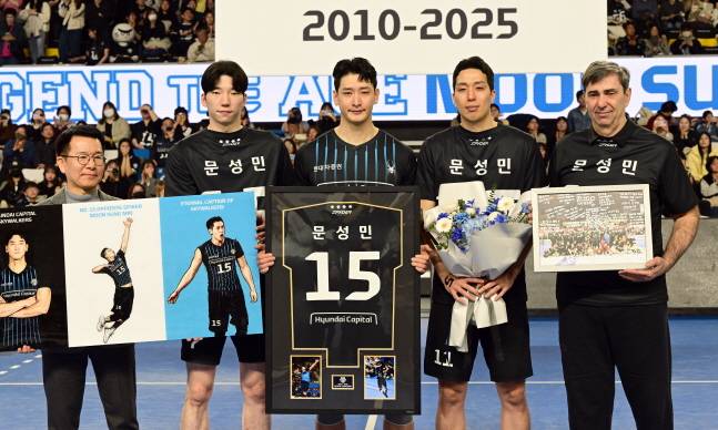 지난 시즌 은퇴식에서 문성민(가운데)이 후배, 감독 등과 함께 기념촬영을 하고 있다. /사진=KOVO 제공