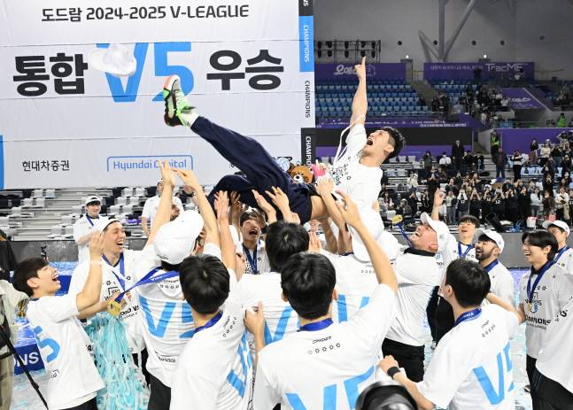 챔프전 우승 직후 동료들이 문성민(가운데)을 헹가래치고 있다. /사진=KOVO 제공