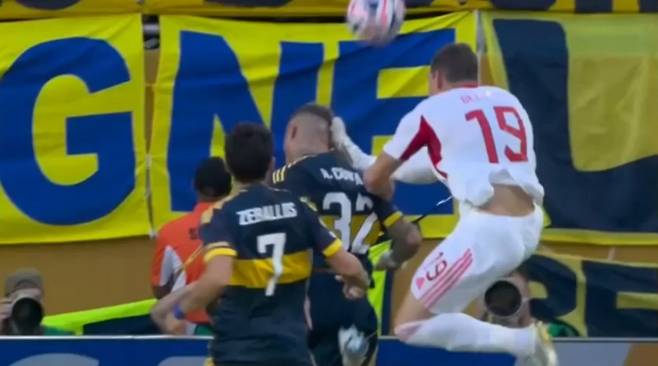 벤피카 공격수 안드레아 벨로티(오른쪽)가 16일(한국시간) 미국 마이애미의 하드록스타디움에서 열린 보카 주니어스(아르헨티나)와의 2025 국제축구연맹(FIFA) 클럽 월드컵 조별리그 C조 1차전에서 볼 경합 도중 상대 머리를 발로 가격하고 있다. /사진=중계화면 캡처