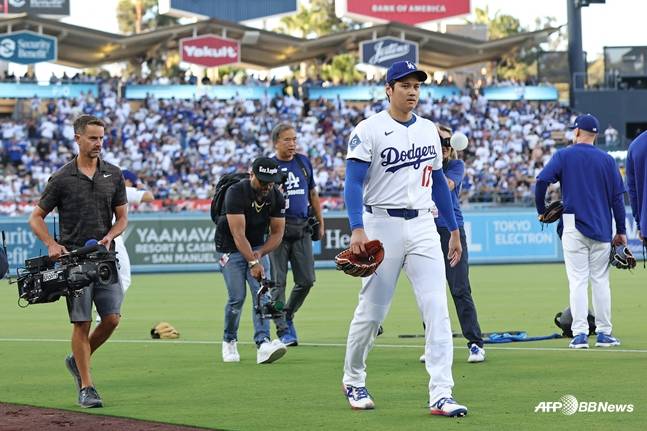 카메라를 끌고 다니는 오타니. /AFPBBNews=뉴스1