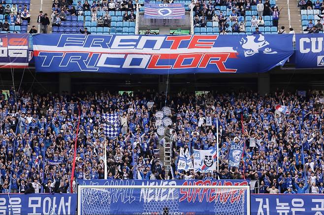 수원 삼성 서포터스. /사진=한국프로축구연맹 제공