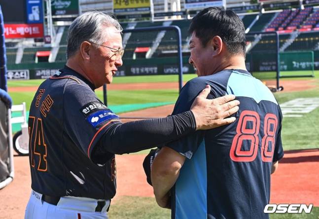 한화 김경문 감독(왼쪽)과 롯데 김태형 감독.