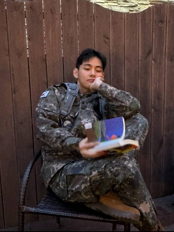 [K-EYES] BTS 뷔 전역 후 7일간 90만 팔로워 급증에 글로벌 팬들 "킹 말고 새 단어가 필요해"