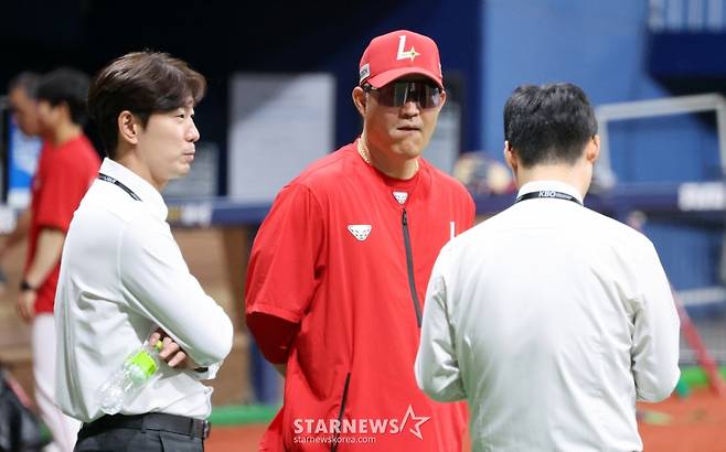 [포토]'불꽃야구' 참가 김재호 해설위원 '오늘은 취재에 집중'