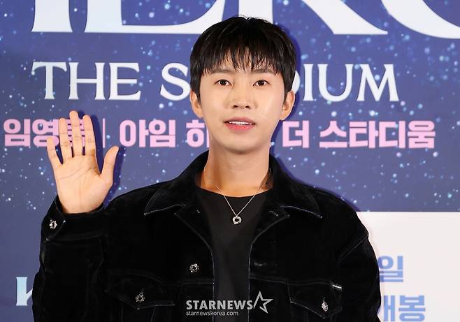(서울=뉴스1) 김진환 기자 = 가수 임영웅이 22일 오후 서울 CGV 용산아이파크몰에서 열린 '임영웅│아임 히어로 더 스타디움' 무대인사에 참석해 포즈를 취하고 있다.   임영웅의 지난 5월 서울월드컵경기장 공연 실황과 뒷 이야기를 담은 '임영웅│아임 히어로 더 스타디움'은 오는 28일 CGV에서 단독 개봉한다. 2024.8.22/뉴스1  Copyright (C) 뉴스1. All rights reserved. 무단 전재 및 재배포,  AI학습 이용 금지. /사진=(서울=뉴스1) 김진환 기자