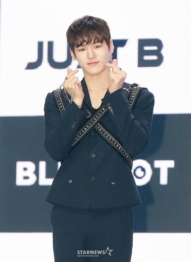 그룹 저스트비(JUST B) 배인이 27일 오후 서울 광진구 예스24 라이브홀에서 진행된  첫 번째 싱글 앨범 '저스트 비트'(JUST BEAT) 발매기념 쇼케이스에서 포즈를 취하고 있다.  'JUST BEAT'는 한층 더 뜨거워진 푸른 불꽃으로 저스트비만의 또 다른 열정을 표현한 앨범이다. /2021.10.27