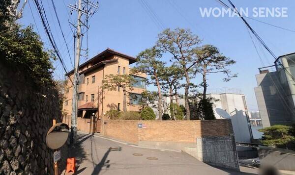 구연경 LG복지재단 대표이사가 결혼 1년 전에 분양받은 신혼집. UN빌리지 안에 있던 태원빌라는 최근 철거됐고, 라누보한남 1차라는 새로운 고급빌라가 세워졌다. 현재 이 빌라에는 이승기, 백현 등의 유명 연예인이 거주한다.&nbsp; 사진=카카오맵 로드뷰