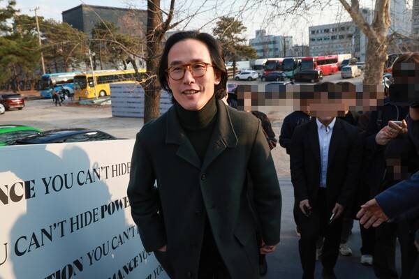 조현범 한국앤컴퍼니그룹 회장이 횡령과 배임 혐의로 기소됐다가&nbsp;구치소 신세가 됐다. 사진은 2025년 3월 조현범 회장이 람보르기니 회장과 면담하기 위해 서울 광진구 파이팩토리 스튜디오로 들어서고 있는 모습. 사진=연합뉴스