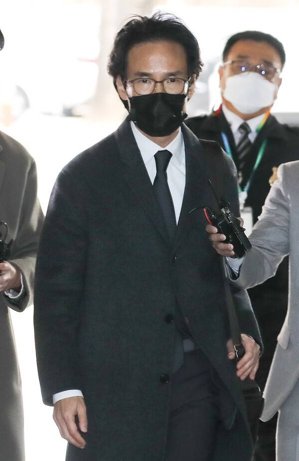 지난 5월 29일 법원은 조 회장에게 징역 3년을 선고하고 법정구속했다. 사진은 2025년 공판 출석하는 조현범 회장. 사진=박정훈 기자