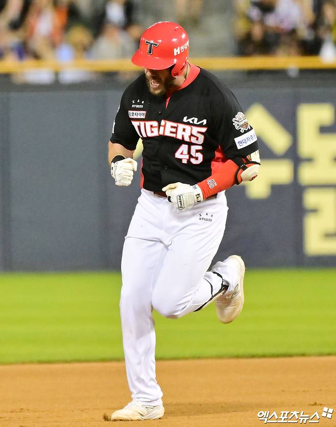 4일 오후 서울 송파구 잠실야구장에서 열린 '2025 신한 SOL Bank KBO리그' KIA 타이거즈와 두산 베어스의 경기, 6회초 1사 1루 KIA 위즈덤이 투런 홈런을 날리고 있다. 엑스포츠뉴스 DB