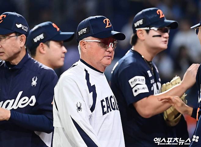 30일 오후 경상남도 창원NC파크에서 열린 '2025 신한 SOL Bank KBO리그' 한화 이글스와 NC 다이노스의 경기, 한화가 선발투수 류현진의 6이닝 1실점 호투와 타선의 활약에 힘입어 7:1의 스코어로 승리했다.  경기 종료 후 한화 김경문 감독이 그라운드를 빠져나가고 있다. 엑스포츠뉴스 DB