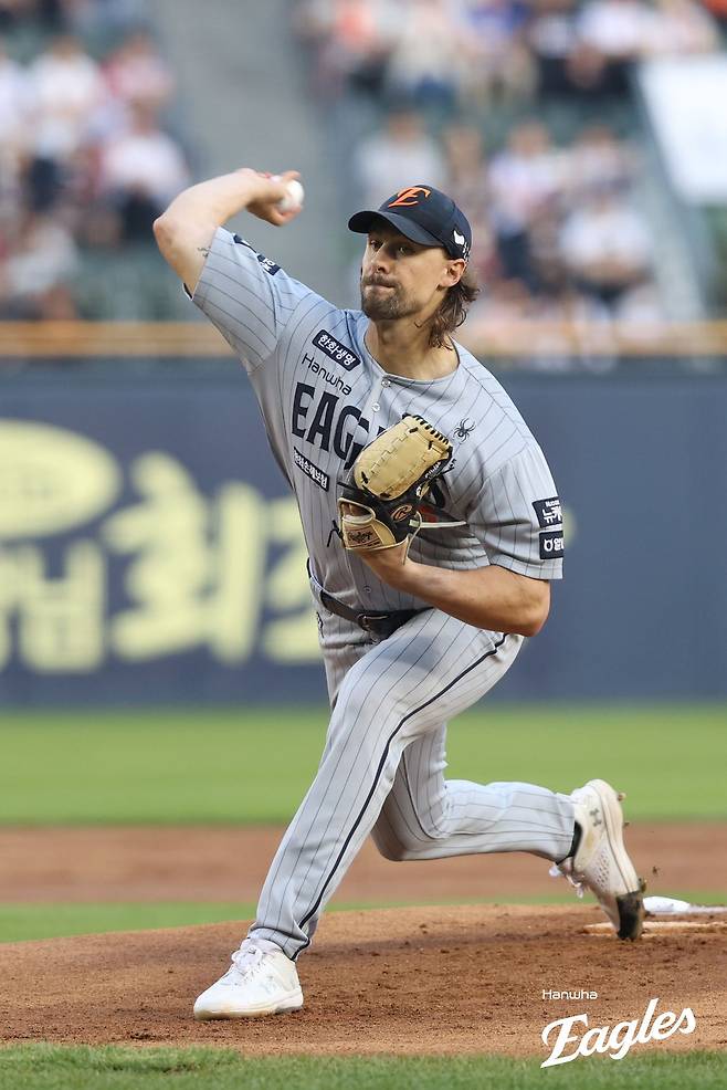 한화 이글스 외국인 투수 라이언 와이스가 17일 부산 사직야구장에서 열린 2025 신한 SOL Bank KBO리그 롯데 자이언츠와의 팀 간 8차전에 선발등판, 8이닝 무실점으로 승리투수가 됐다. 사진 한화 이글스