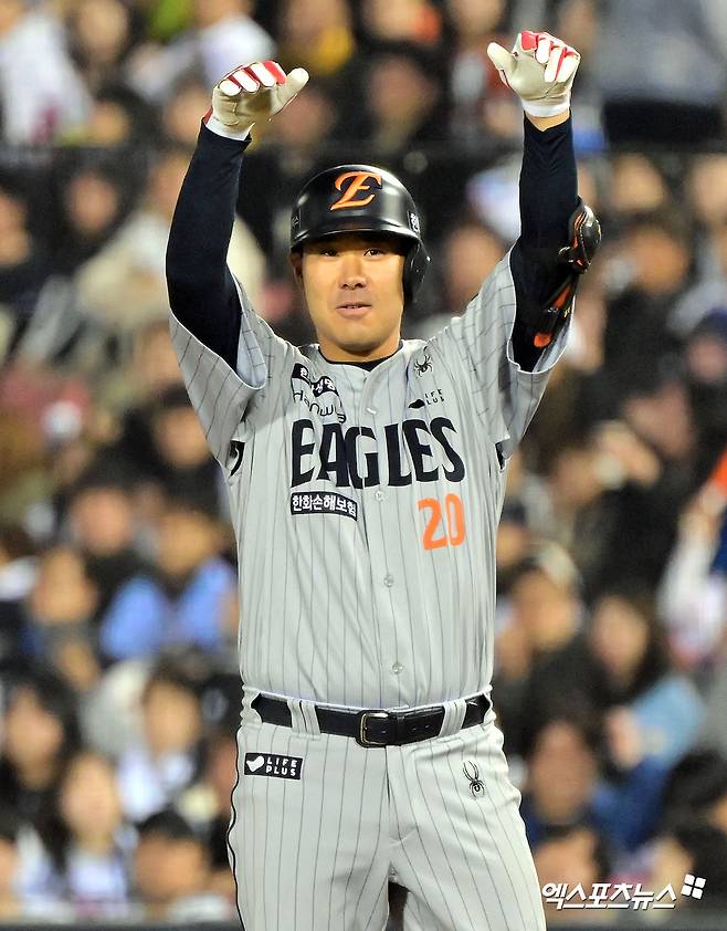 한화 이글스 포수 이재원이 17일 부산 사직야구장에서 열린 2025 신한 SOL Bank KBO리그 롯데 자이언츠와의 팀 간 8차전에서 8회초 1타점 외야 희생 플라이를 기록, 팀 승리에 힘을 보탰다. 사진 엑스포츠뉴스 DB