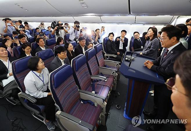 이재명 대통령, 'G7 순방' 공군 1호기 기자간담회 (캘거리[캐나다]=연합뉴스) 한상균 기자 = 이재명 대통령이 16일(현지시간) 주요 7개국(G7) 정상회의 참석을 위해 캐나다 앨버타주 캘거리로 향하며 공군 1호기에서 기자간담회를 하고 있다. 2025.6.17 xyz@yna.co.kr