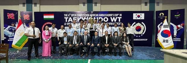 '제4회 대사배 태권도대회' 참석자들 [주타지키스탄 한국대사관 제공. 재판매 및 DB 금지]
