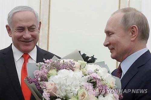 네타냐후와 푸틴 (모스크바 공동취재단 AP=연합뉴스 자료사진) 2020년 1월 30일 베냐민 네타냐후(왼쪽) 이스라엘 총리가 블라디미르 푸틴(오른쪽) 러시아 대통령과 모스크바 크렘린궁에서 만나고 있다. (Maxim Shemetov/Pool Photo via AP, File) POOL PHOTO 2025.6.16.