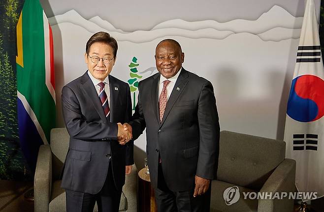 이재명 대통령, 시릴 라마포사 남아공 대통령 악수 (캘거리[캐나다]=연합뉴스) 홍해인 기자 = 51차 주요 7개국(G7) 정상회의에 참석한 이재명 대통령이 16일(현지시간) 캐나다 앨버타주 캘거리의 한 호텔에서 시릴 라마포사 남아프리카공화국 대통령을 만나 한·남아공 정상회담을 하며 악수하고 있다. 2025.6.17 [공동취재] hihong@yna.co.kr