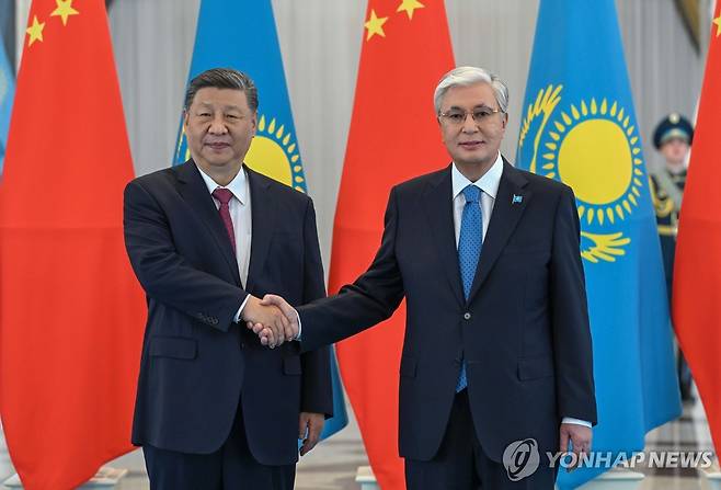 중국·카자흐스탄 정상회담 (아스타나 EPA=연합뉴스) 16일 카자흐스탄을 국빈방문한 시진핑(왼쪽) 중국 국가주석이 카심 조마르트 토카예프 카자흐스탄 대통령과 악수하고 있다. 2025.6.16