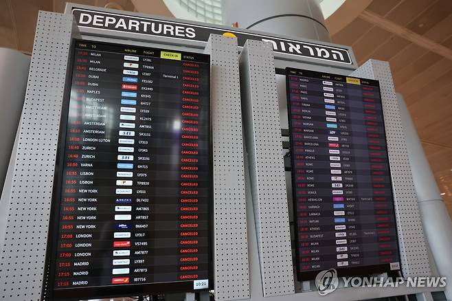 이스라엘 벤구리온 국제공항의 게시판의 항공편 취소 표시 [EPA 연합뉴스 자료사진]