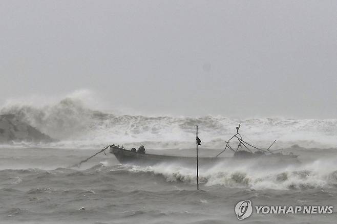 중국 남부 하이난성에 상륙한 태풍 우딥 [AP·신화 연합뉴스]