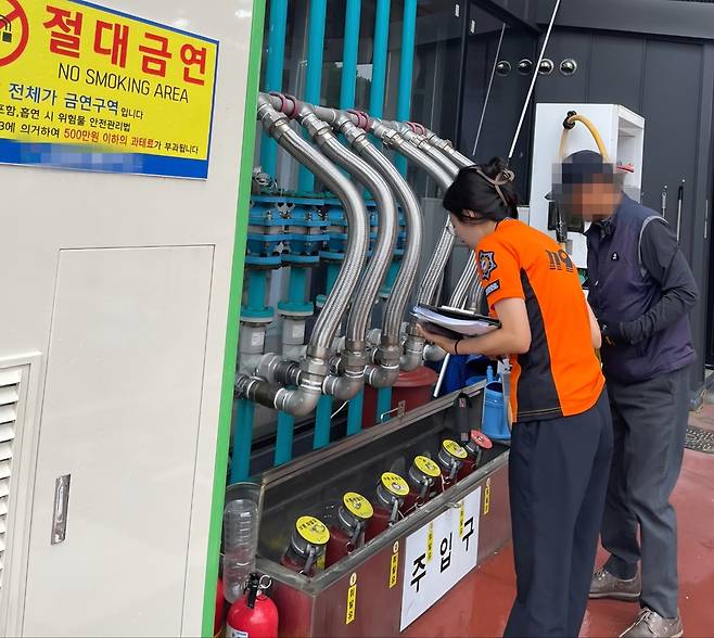 셀프주유소 소방 안전 점검하는 소방 점검반 [대전소방본부 제공. 재판매 및 DB 금지]