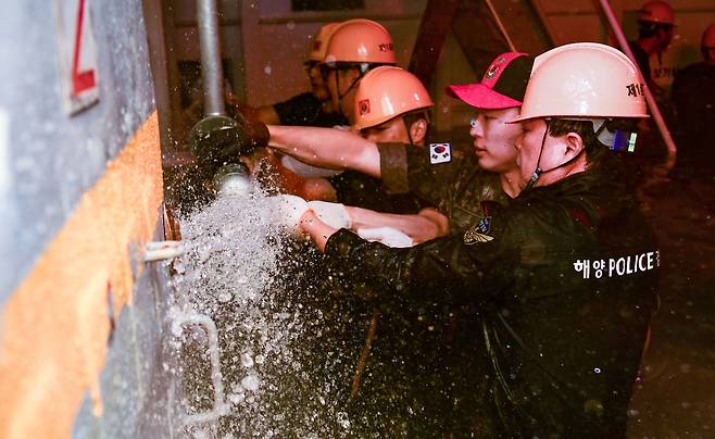 방수 실습 훈련 장면 [해군 1함대 제공. 재판매 및 DB 금지]