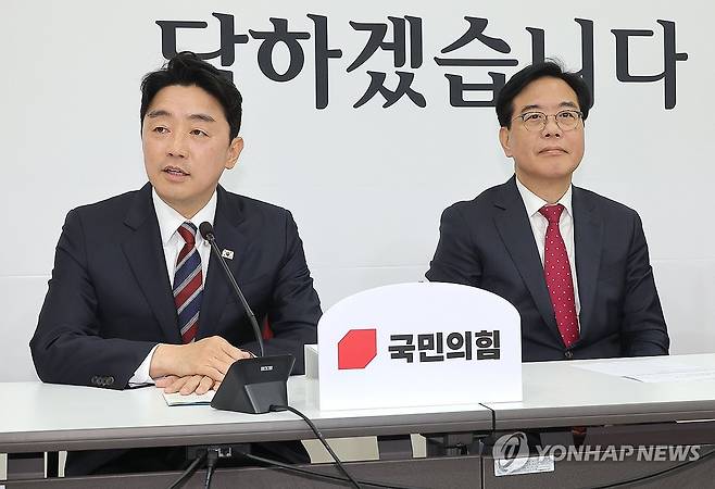 인사말하는 강훈식 비서실장 (서울=연합뉴스) 류영석 기자 = 강훈식 대통령 비서실장(왼쪽)이 17일 국회에서 국민의힘 송언석 신임 원내대표를 예방해 인사말을 하고 있다. 2025.6.17 ondol@yna.co.kr