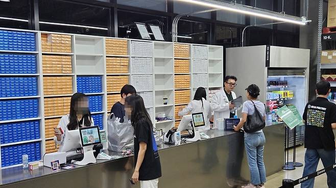 국내 첫 '창고형 약국' 내부 모습 [촬영 이우성]