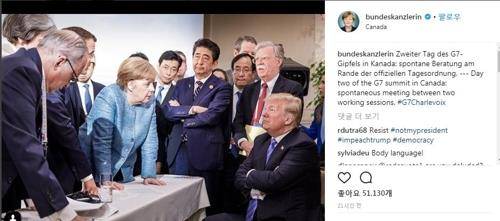 2018년 G7 정상회의에서 '담판 짓는 듯한 모습'의 정상들 [연합뉴스 자료사진]