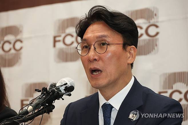 외신기자 만난 김민석 국무총리 후보자 (서울=연합뉴스) 신현우 기자 = 김민석 국무총리 후보자가 17일 서울 중구 한국프레스센터에서 열린 외신기자 간담회에 참석해 모두발언하고 있다. 2025.6.17 [공동취재] nowwego@yna.co.kr