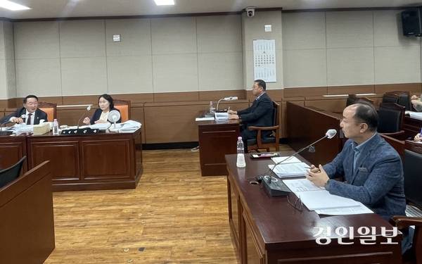 가평군 산림과에 대한 행정사무감사에서 최정용 가평군의원이 잣 생산량 원인 등에 대해 박정선 과장에게 질의하고 있다. 2025.6.11 가평/김민수기자 kms@kyeongin.com