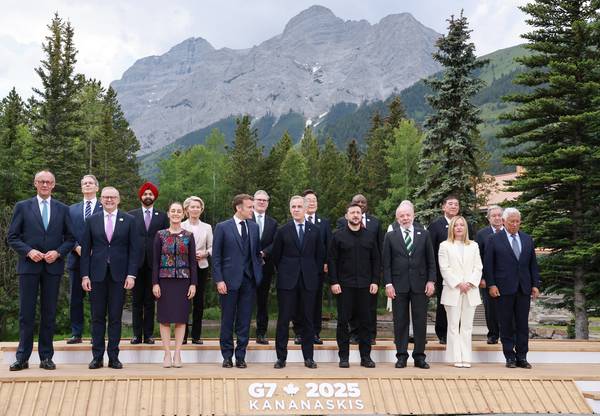 이재명 대통령이 17일(현지시간) 캐나다 앨버타주 캐내내스키스 주요 7개국(G7) 정상회의장에서 의장국 마크 카니 캐나다 총리이시바 시게루 일본 총리 등 G7 및 초청국 정상들과 함께 기념촬영을 하고 있다. 2025.6.18 /연합뉴스