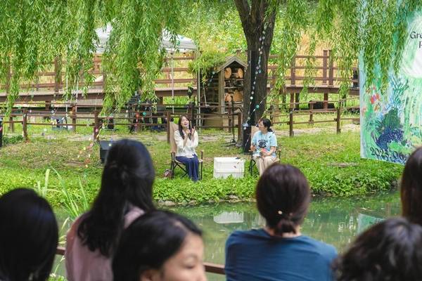 지난 14일 인천 부평구 굴포누리 기후변화체험관 일대에서 열린 ‘2025 굴포천천히 그린 라이프 페스티벌’에서 김금희 소설가가 에세이 ‘나의 폴라 일지’ 북 토크 행사에 참여해 남극에서의 경험을 이야기하고 있다. /부평구문화재단 제공