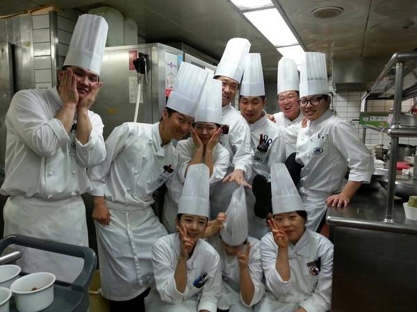 힐튼 호텔 재직 시절(맨아랫줄 왼쪽). /조아름 제공