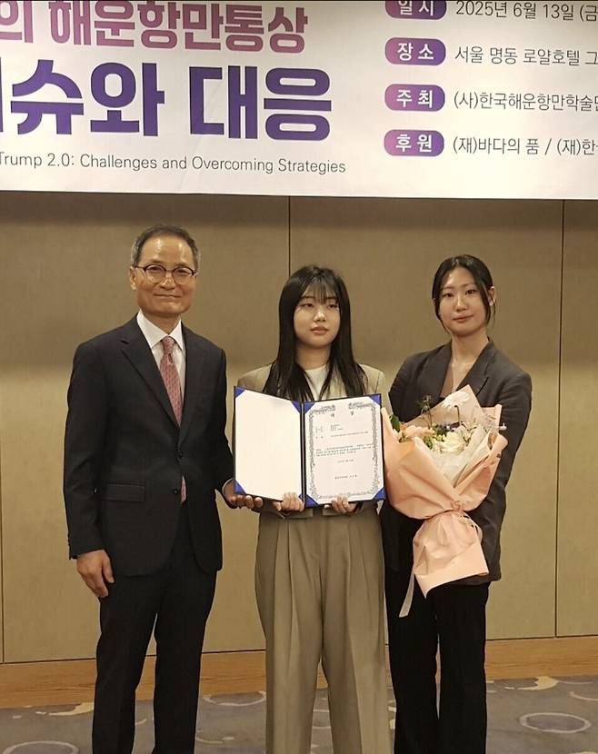 ▲ 이달 13일 서울 로얄호텔에서 열린 제11회 해운항만학술단체협의회 대학(원)생 논문 경진대회 세션에 참가한 청운대 무역물류학과 4학년 박경진(가운데)·이가인(왼쪽) 학생이 하영석(왼쪽) 해운항만학술단체협의회장으로부터 해양수산부 장관상을 전수 받은 뒤 포즈를 취하고 있다. /사진제공=청운대