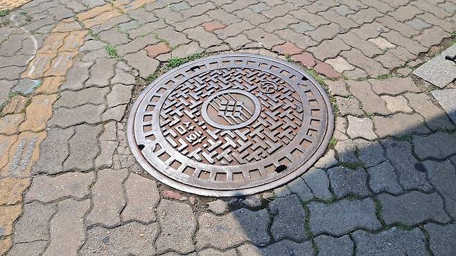 ▲ 수원 한 인도에 설치된 철제 맨홀 뚜껑
