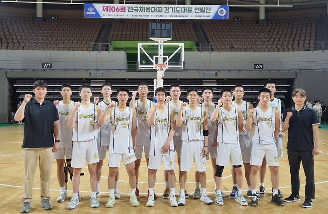 제106회 전국체육대회 농구 남고부 경기도대표로 선발된 수원 삼일고 정승원(사진 맨오른쪽)코치와 선수들이 기념촬영을 하고 있다. 사진=경기도농구협회