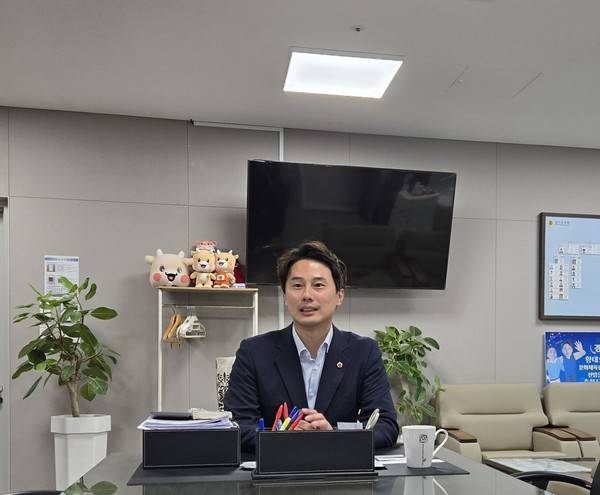 황대호 경기도의회 문화체육관광위원장이 지난 17일 진행한 기자간담회에서 발언하고 있다.