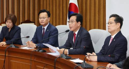 ◇국민의힘 송언석 원내대표(왼쪽 세번째)가 17일 국회에서 열린 원내대책회의에서 발언하고 있다. 연합뉴스