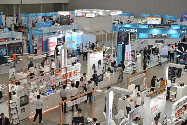 디지털과 AI 트렌드를 반영한 의료산업분야 지역 최대 전시회인 '2025 메디엑스포 코리아'가 오는 20일부터 사흘간 대구 엑스코에서 개최된다. 사진은 지난해 행사 모습. 대구시 제공