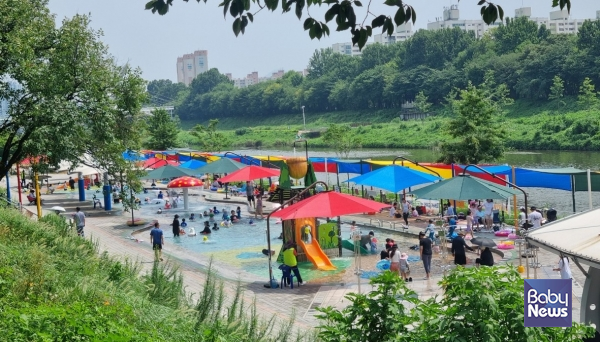 18일 수변휴식 공간 '퐁당퐁당 어린이 물놀이장' 개장. ⓒ금천구