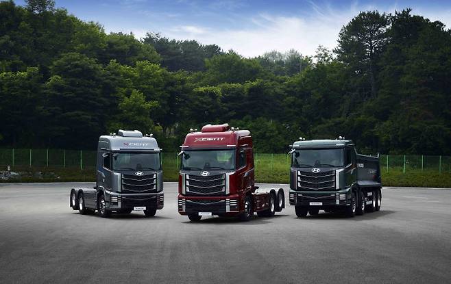 현대자동차가 새로운 디자인과 다양한 안전·편의 사양을 적용해 출시한 ‘더 뉴 엑시언트(The new XCIENT)’. 왼쪽부터  트러커 모델 2대와 덤프트럭 모델. (사진=현대차)