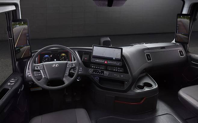 더 뉴 엑시언트 트랙터(6x2) 모델 내장. (사진=현대차)