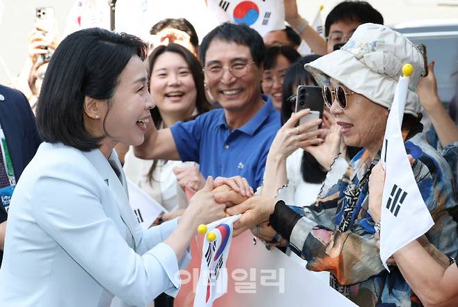 이재명 대통령 부인 김혜경 여사가 17일(현지 시간) 캐나다 앨버타주 캘거리 한인회관에서 열린 캐나다 서부 동포사회와의 대화를 나누기 전 동포들과 인사하고 있다.(사진=뉴시스)