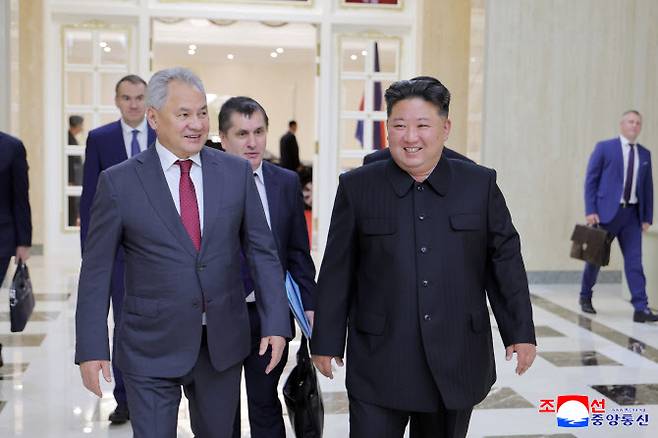 김정은 북한 국무위원장이 세르게이 쇼이구 러시아 국가안보회의 서기를 지난 17일 만나 “두 나라 간 조약의 범위 내에서 협조할 내용을 확정하고 관련 계획을 수락했다”고 조선중앙통신이 18일 보도했다. [조선중앙통신=연합뉴스]