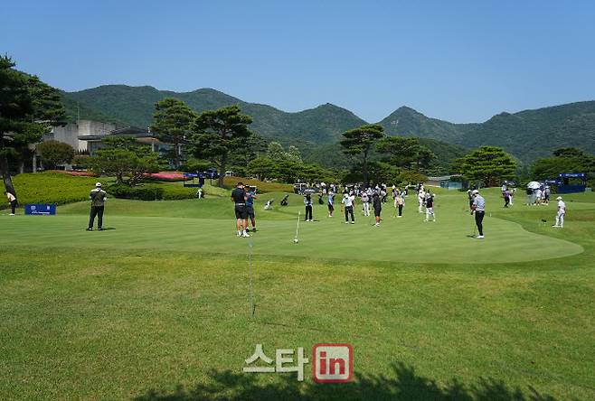 18일 제68회 KPGA 선수권대회 개막을 하루 앞두고 선수들이 연습그린에서 퍼트하며 마지막 점검을 하고 있다. (사진=이데일리 골프in 조원범 기자)