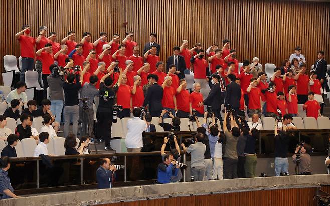 지난 5일 국회에서 열린 본회의에서 ‘순직 해병 수사 방해 및 사건 은폐 등의 진상규명을 위한 특별검사의 임명 등에 관한 법률안’이 통과되자 방청을 온 해병대 예비역 연대 회원들이 경례를 하고 있다 (사진=연합뉴스)