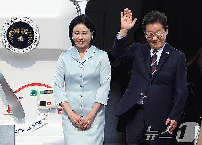 이재명 대통령과 부인 김혜경 여사가 캐나다에서 열리는 주요7개국(G7) 정상회의 참석을 위해 16일 오후 경기도 성남 서울공항을 통해 출국하고 있다.2025.6.16/뉴스1 ⓒ News1 박정호 기자