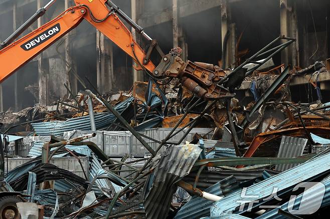 금호타이어 광주공장 화재 사흘째인 19일 오전 광주 광산구 소촌동 금호타이어 광주공장 현장에서 당국이 중장비를 동원해 잔재물을 치우는 작업을 하고 있다. 2025.5.19/뉴스1 ⓒ News1 이승현 기자